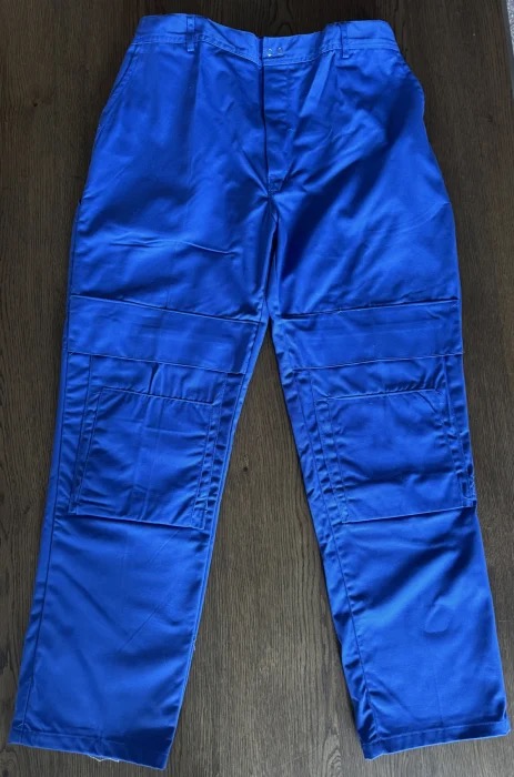 Lot cu 22 de pantaloni de muncă noi, în culori și mărimi mixte